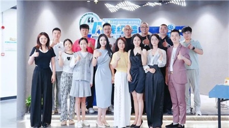 慶典啟航，共繪傳媒新篇章 —— 攜手并進(jìn)，我們的八載輝煌慶典！