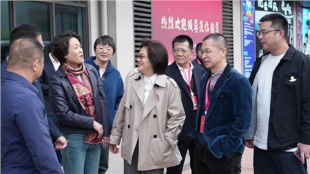 【政企攜手，共繪發(fā)展藍(lán)圖】區(qū)人大常委會(huì)蒞臨我司，共探企業(yè)發(fā)展新篇章